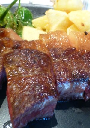 Una foto de Chuletón con pimientos y patatas fritas
