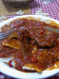 Una foto de Tuco con restos de asado para los ravioles