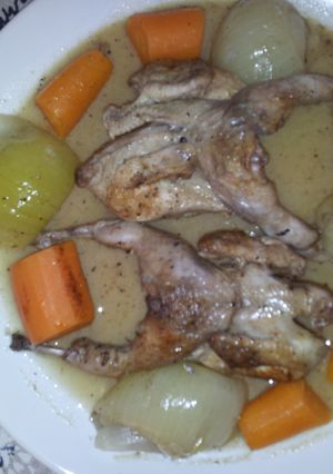 Una foto de Codornices guisadas con verduras
