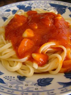 Una foto de Espaguetis con tomate ajo y guindilla