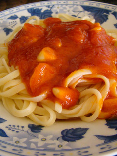 Una foto de Espaguetis con tomate ajo y guindilla