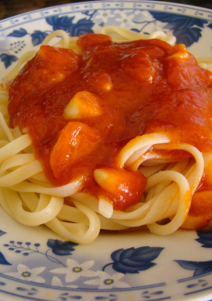 Una foto de Espaguetis con tomate ajo y guindilla