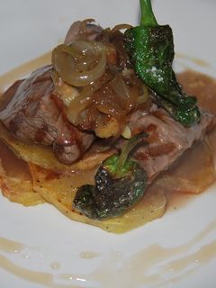 Una foto de Solomillo de cerdo al brandy con pimientos del padrón
