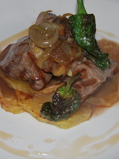Una foto de Solomillo de cerdo al brandy con pimientos del padrón