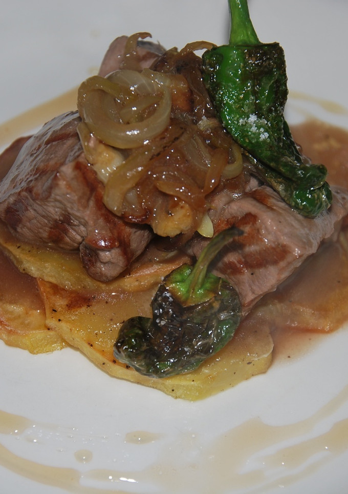 Una foto de Solomillo de cerdo al brandy con pimientos del padrón