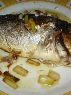Una foto de Dorada con ajos tiernos
