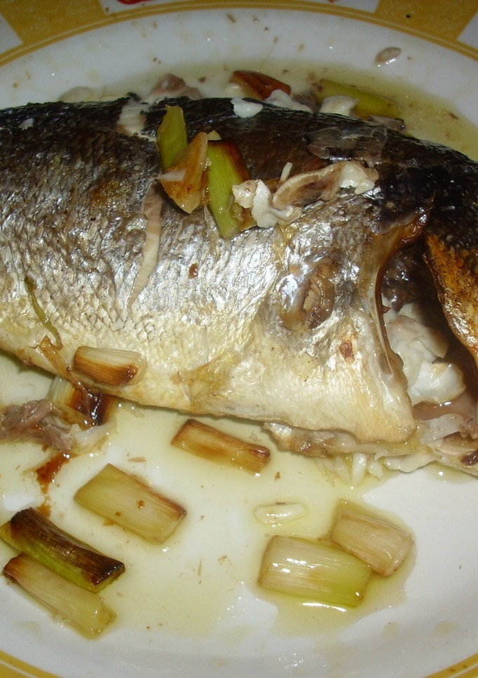 Una foto de Dorada con ajos tiernos