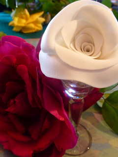 Una foto de Rosas blancas de fondant para tarta de novios