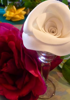 Una foto de Rosas blancas de fondant para tarta de novios