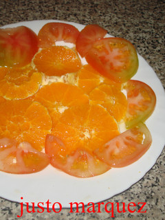 Una foto de Ensalada de naranja y tomate