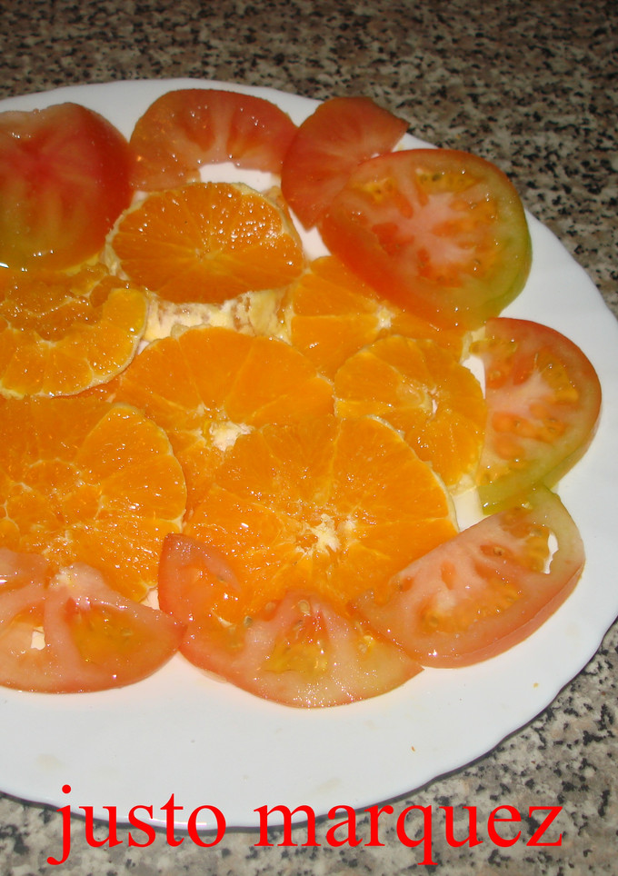 Una foto de Ensalada de naranja y tomate