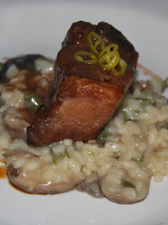 Una foto de Costilleja de cerdo estofada con risotto de setas