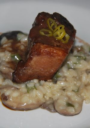 Una foto de Costilleja de cerdo estofada con risotto de setas