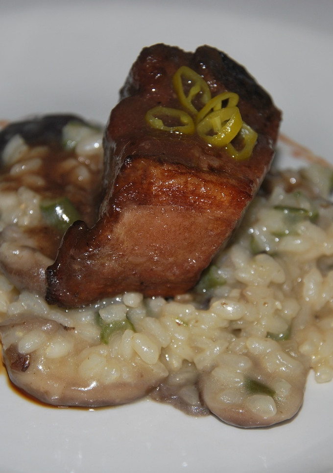 Una foto de Costilleja de cerdo estofada con risotto de setas