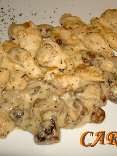 Una foto de Pollo con setas en salsa bechamel
