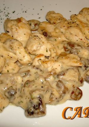 Una foto de Pollo con setas en salsa bechamel