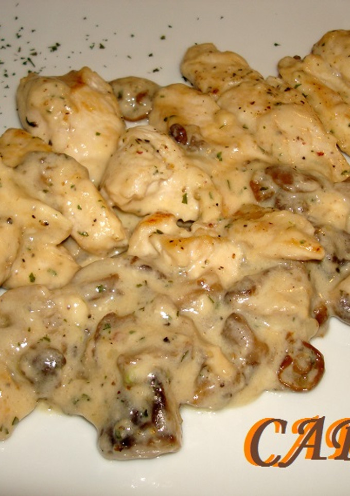 Una foto de Pollo con setas en salsa bechamel