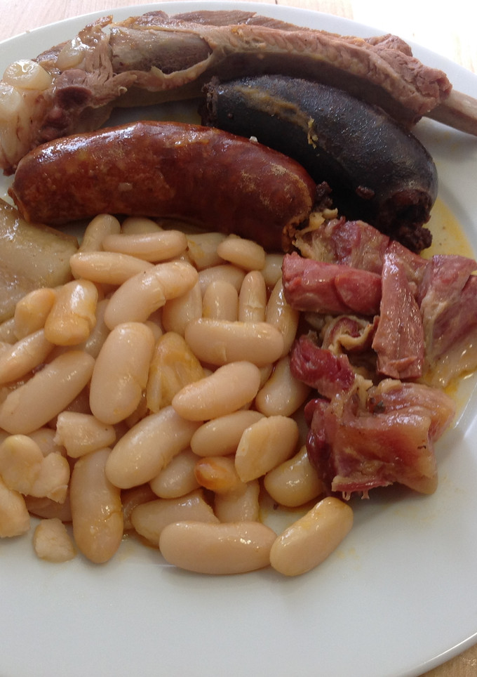 Una foto de Fabada Asturiana tradicional y casera
