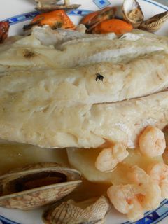 Una foto de Merluza al horno con almejas y mejillones