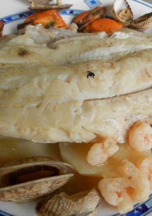 Una foto de Merluza al horno con almejas y mejillones