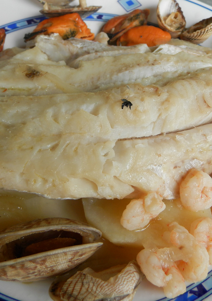 Una foto de Merluza al horno con almejas y mejillones