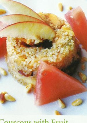 Una foto de Cuscuz com frutas e pinhão