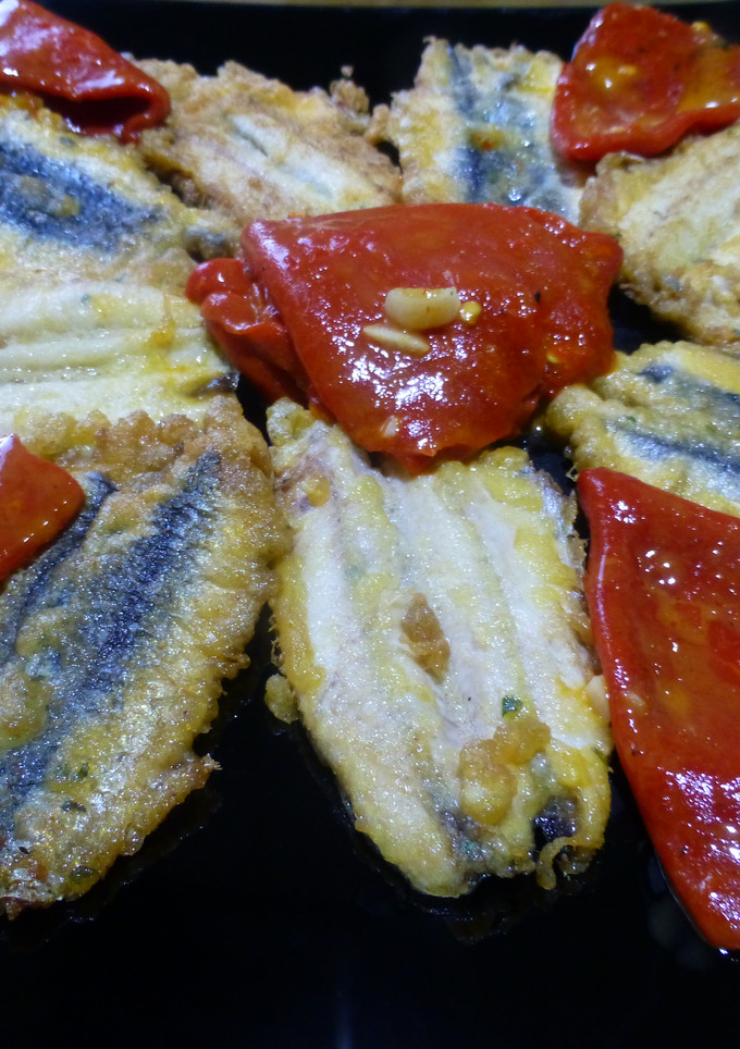 Una foto de Anchoas frescas rebozadas con pimientos