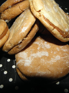Una foto de Alfajores cordobeses con relleno dulce de leche y dulce de fruta