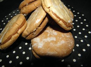 Una foto de Alfajores cordobeses con relleno dulce de leche y dulce de fruta