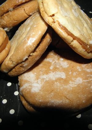 Una foto de Alfajores cordobeses con relleno dulce de leche y dulce de fruta