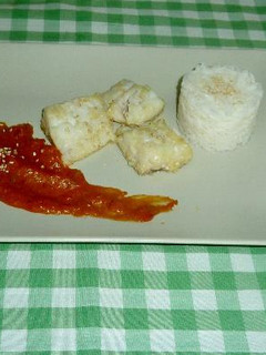 Una foto de Bacalao con salsa de tomate al romesco y arroz basmati