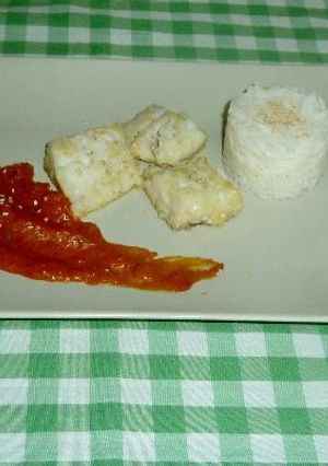 Una foto de Bacalao con salsa de tomate al romesco y arroz basmati