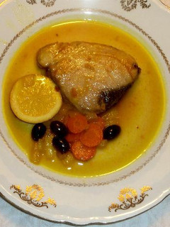 Una foto de Bonito en escabeche de limón con aceitunas negras