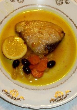 Una foto de Bonito en escabeche de limón con aceitunas negras