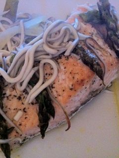 Una foto de Salmón asado con espárragos verdes