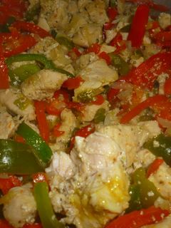 Una foto de Pollo con pimientos