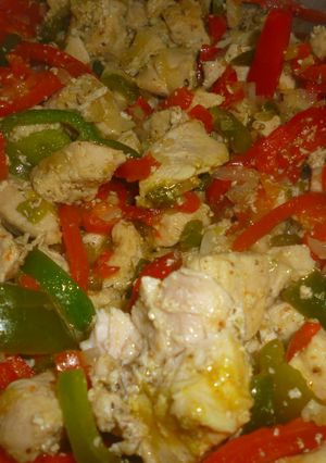 Una foto de Pollo con pimientos