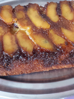 Una foto de Plum cake de caramelo y manzanas