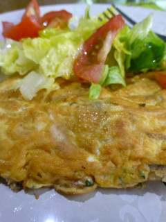 Una foto de Tortilla francesa de anchoas con guarnición