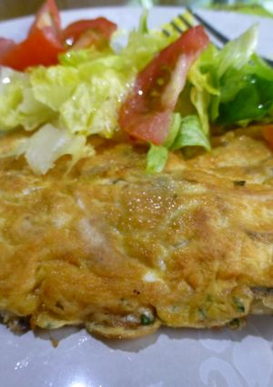Una foto de Tortilla francesa de anchoas con guarnición