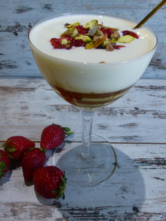 Una foto de Copa de crema de yogur con queso y miel