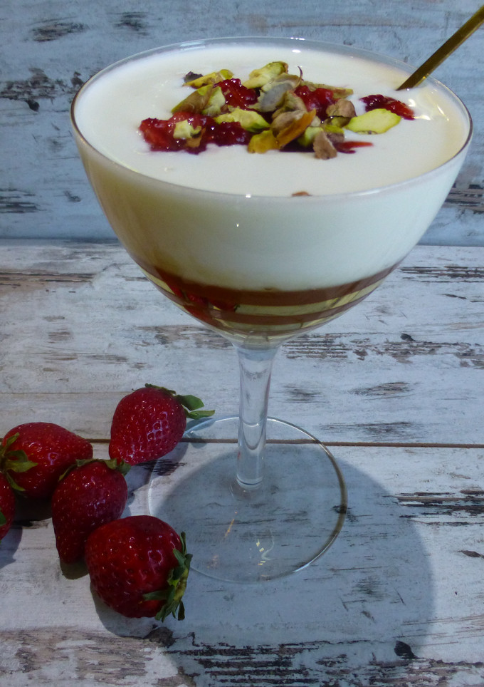 Una foto de Copa de crema de yogur con queso y miel