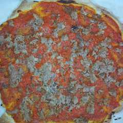 Una foto de Pizza de salsa de tomate y pimientos con atún