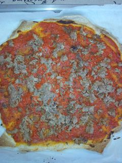 Una foto de Pizza de salsa de tomate y pimientos con atún