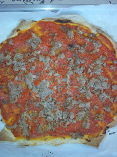 Una foto de Pizza de salsa de tomate y pimientos con atún