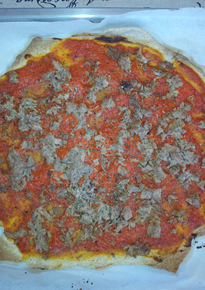 Una foto de Pizza de salsa de tomate y pimientos con atún