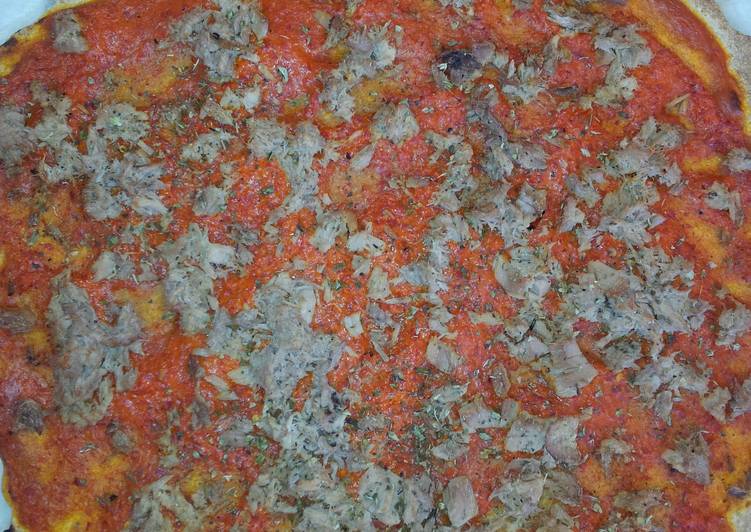 Pizza de salsa de tomate y pimientos con atún