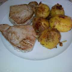 Una foto de Patatas salteadas con cebolla, vino y perejil