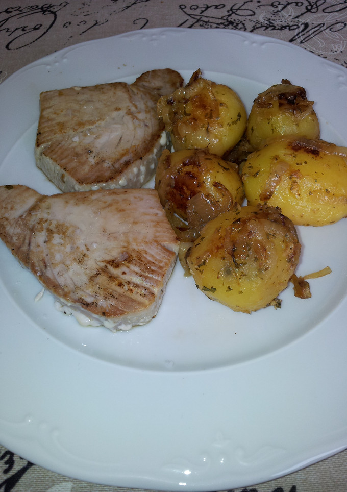 Una foto de Patatas salteadas con cebolla, vino y perejil