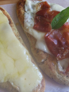 Una foto de Pizzetas de pan naan